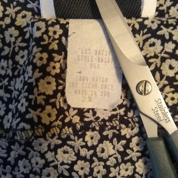 In Group II 2X mini dress/tunic top black w-ivory floral print - Picture 4 of 13